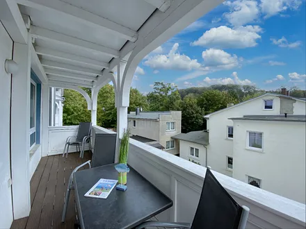 bestuhlter Balkon in ruhiger Lage