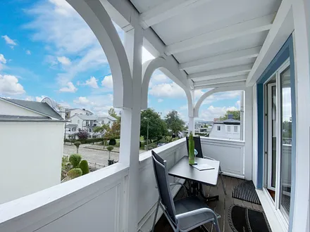 bestuhlter Balkon zur Seite ausgerichtet