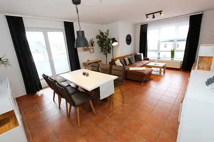 Wohnzimmer mit Esstisch