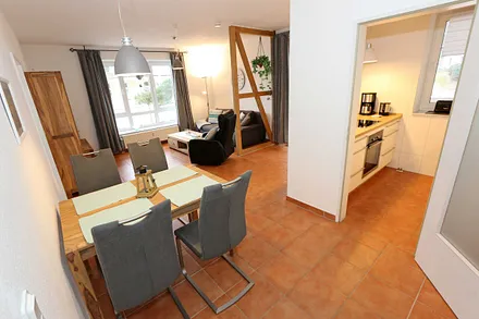 Wohnzimmer mit gemütlicher Couch