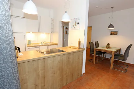 Küchenzeile mit Blick zum Esstisch