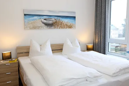 Schlafzimmer mit Doppelbett und Kleiderschrank