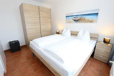 Schlafzimmer mit Kleiderschrank