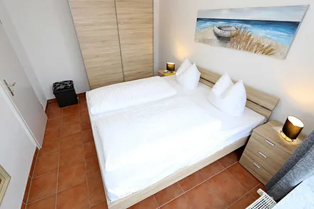 Schlafzimmer mit Kleiderschrank