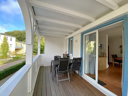 bestuhlter Balkon mit Blick ins Wohnzimmer