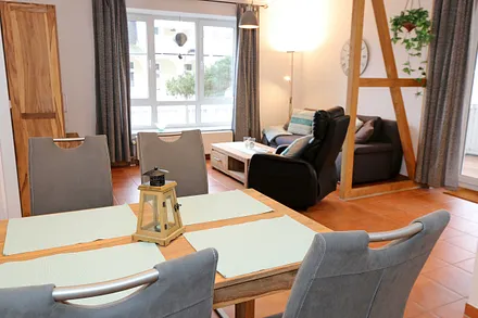 Wohnzimmer mit schönem Essbereich