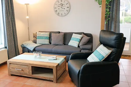 Wohnzimmer mit gemütlicher Couch