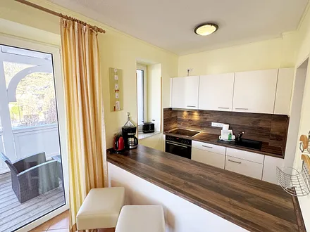 Küchenzeile mit modernen Geräten