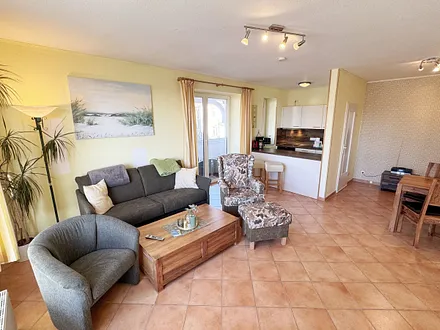 kombinierter Wohn-und Essbereich mit Küchenzeile