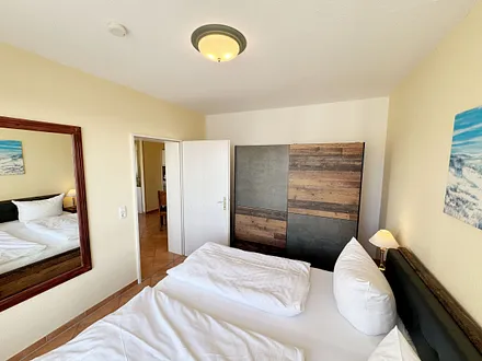 Schlafzimmer mit Doppelbett und Kleiderschrank