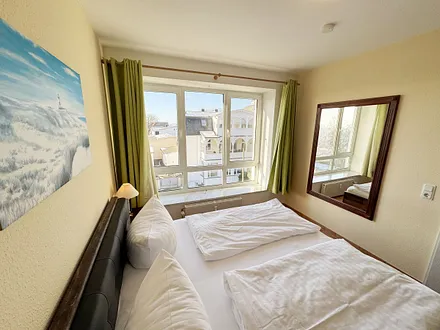 Schlafzimmer mit Doppelbett