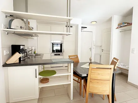 Küchenzeile mit diversen Küchenutensilien