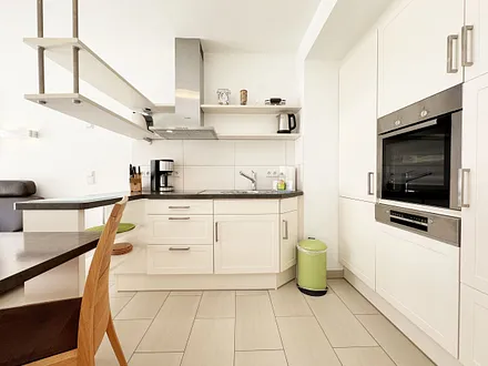 Küchenzeile mit diversen Küchenutensilien