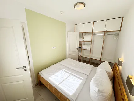 Schlafzimmer mit Doppelbett