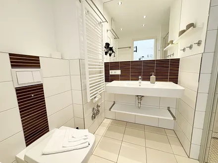 innenliegendes Badezimmer mit WC