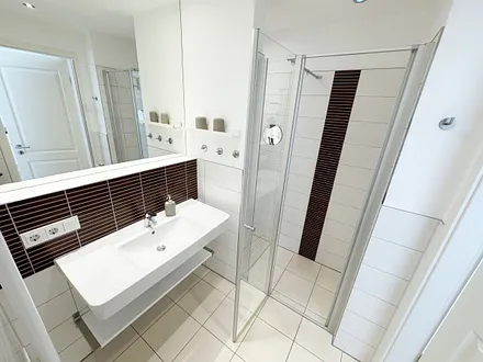 innenliegendes Badezimmer mit ebenerdiger Dusche