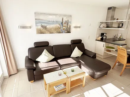 gemütliches Wohnzimmer mit Couch