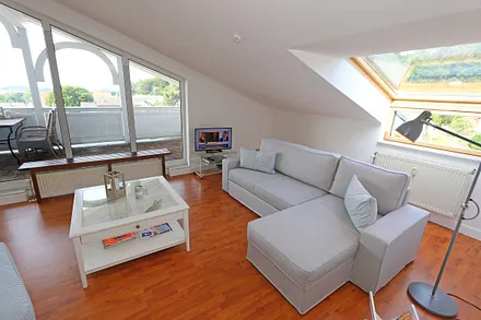 Wohnbereich mit gemütlicher Couch