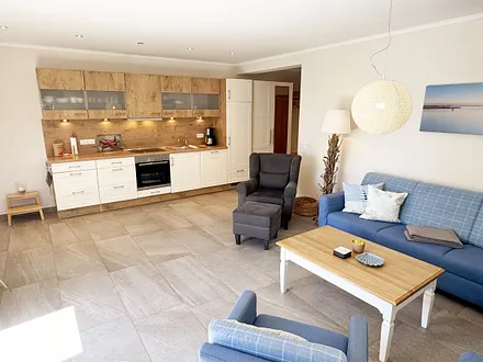 Blick vom Wohnbereich auf die Küchenzeile