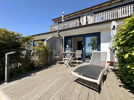 Terrasse mit Bestuhlung und Sonnenliege