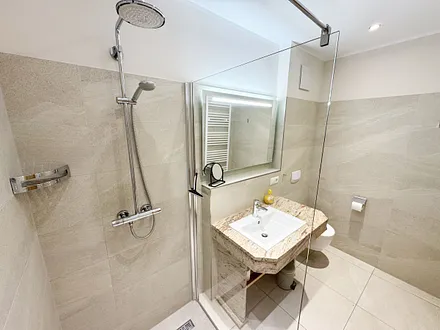 Duschbad mit ebenerdigen Einstieg