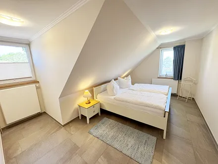 Schlafzimmer mit Doppelbett