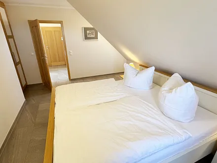 Schlafbereich mit Doppelbett und Kleiderschrank