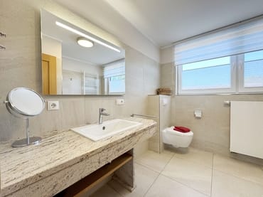 Waschtisch und WC