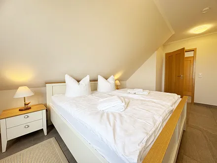 Schlafzimmer mit Doppelbett