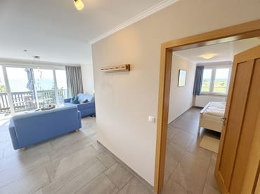 Flurbereich mit Blick ins Wohnzimmer sowie Schlafzimmer