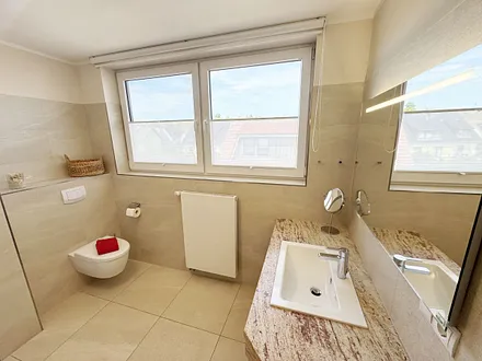 Badezimmer mit Waschbecken und WC