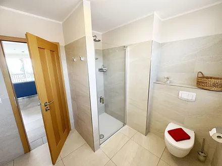 Badezimmer mit Dusche