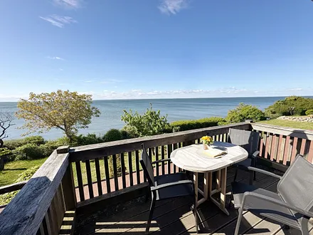 bestuhlter Balkon mit Blick auf die Ostsee