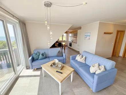 gemütlicher Wohnbereich mit Couch und Tisch