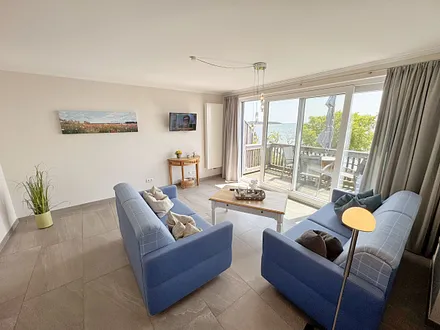 gemütlicher Wohnbereich mit Flachbildfernseher