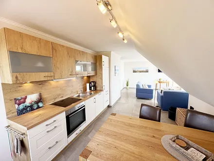 moderne Küchenzeile mit diversen Küchenutensilien