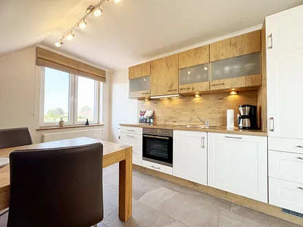 moderne Küchenzeile mit diversen Küchenutensilien