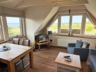 gemütlicher Wohnbereich mit Flachbildfernseher