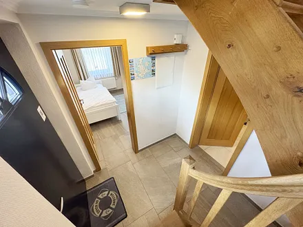 Blick ins Schlafzimmer im Untergeschoss