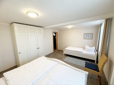 Schlafzimmer mit Doppelbett und Einzelbett