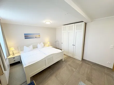 Schlafzimmer mit Doppelbett und Einzelbett und Kleiderschrank