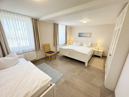 Schlafzimmer mit Nachttischkonsolen