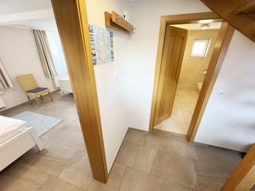 Blick ins Schlafzimmer sowie Badezimmer