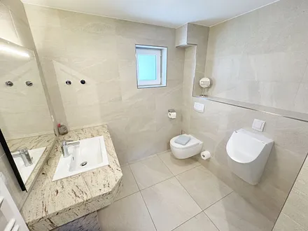 Badezimmer mit WC und Waschbecken