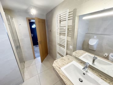 Badezimmer mit Waschbecken
