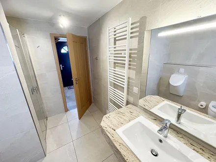 Badezimmer mit Waschbecken