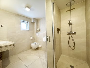 Badezimmer mit ebenerdiger Dusche