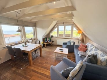 gemütlicher Wohnbereich mit Couch und Sessel