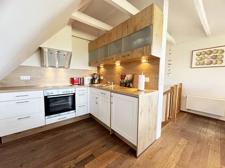 Küchenzeile mit Blick zur Treppe ins Untergeschoss