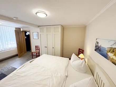 Schlafzimmer mit Doppelbett und Einzelbett